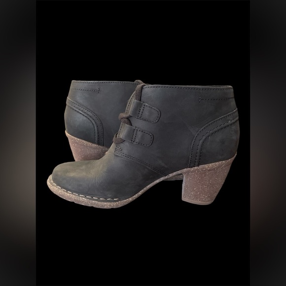 UNSTRUCTURED BY CLARKS BOOTIES - Picture 1 of 8